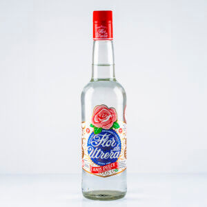 Botella de anís Flor de Utrera Anís Dulce con etiqueta blanca y fondo blanco