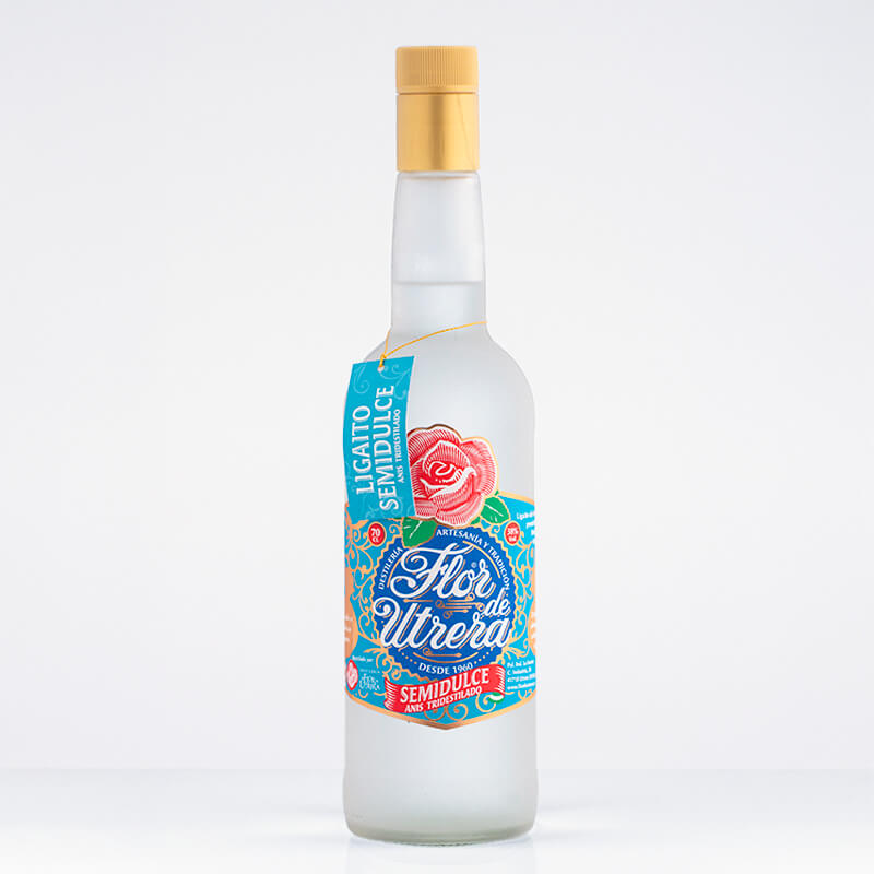 Botella de anís semidulce Flor de Utrera con etiqueta azul y dorada sobre fondo blanco