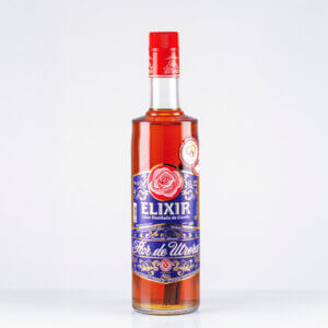 Botella de licor Elixir Flor de Utrera con etiqueta azul y roja sobre fondo blanco