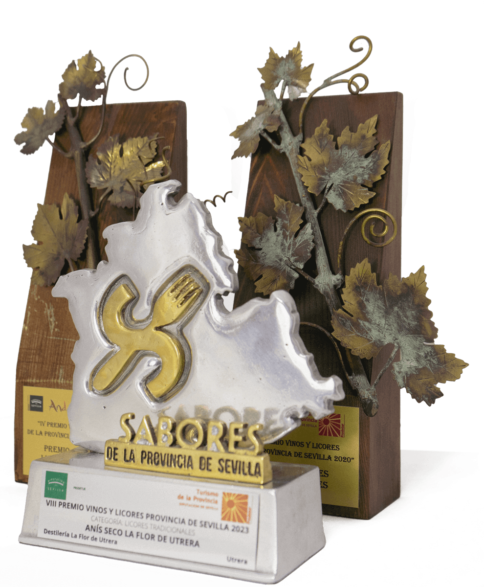 Trofeos de los premios Sabores de la Provincia de Sevilla otorgados a la destilería Flor de Utrera por sus licores tradicionales
