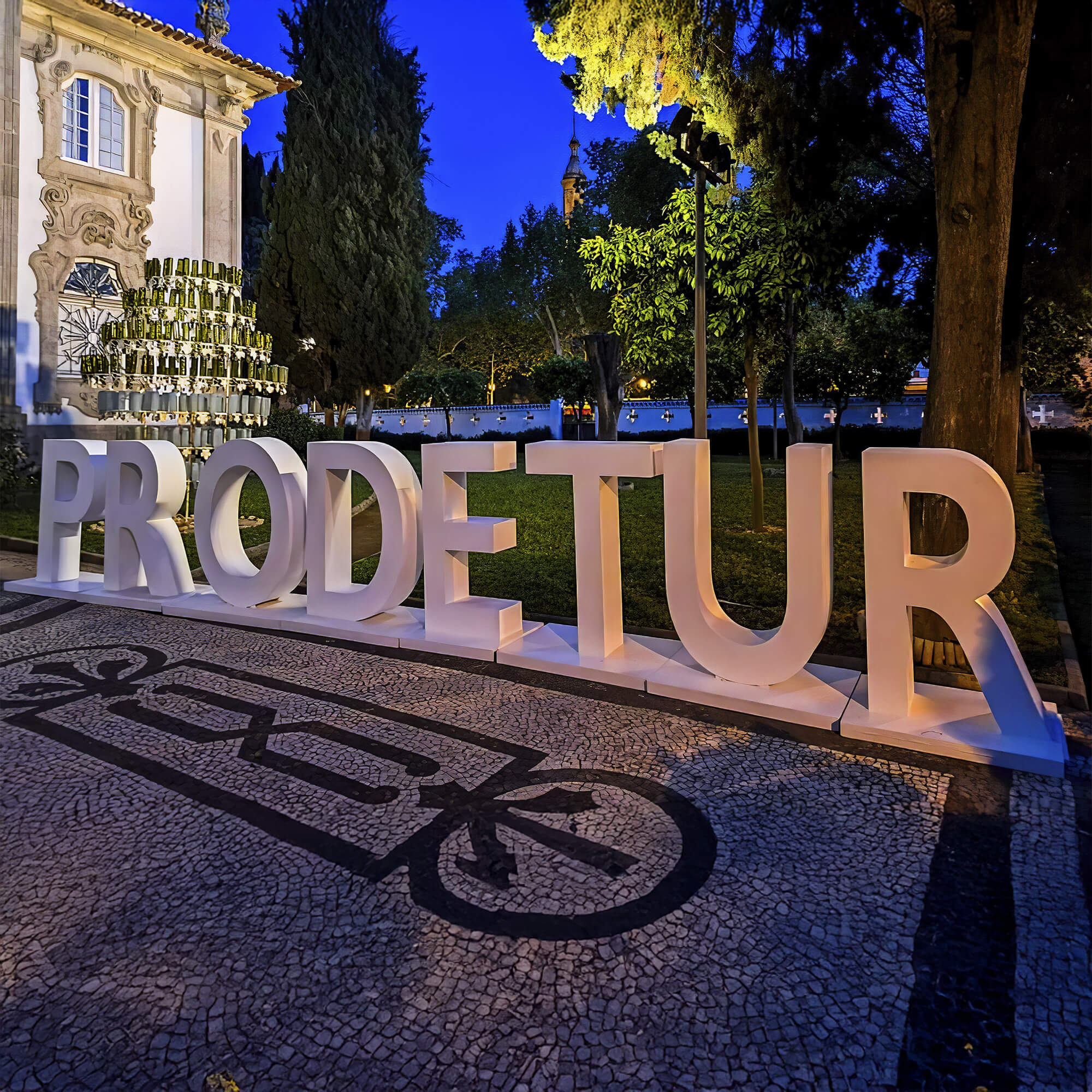 Gran escultura de letras PRODETUR iluminada en los jardines de la Diputación de Sevilla durante el evento Sabores de la Provincia 2024.
