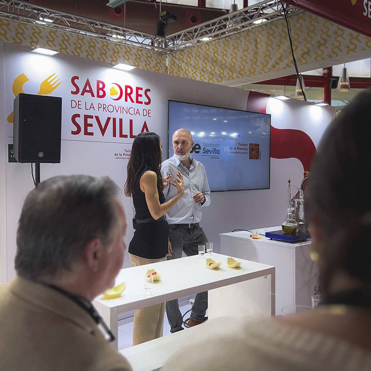 Degustación y demostración en vivo de anís tradicional de Flor de Utrera durante el Salón H&T Málaga 2025, con asistencia del público y participación de expertos.
